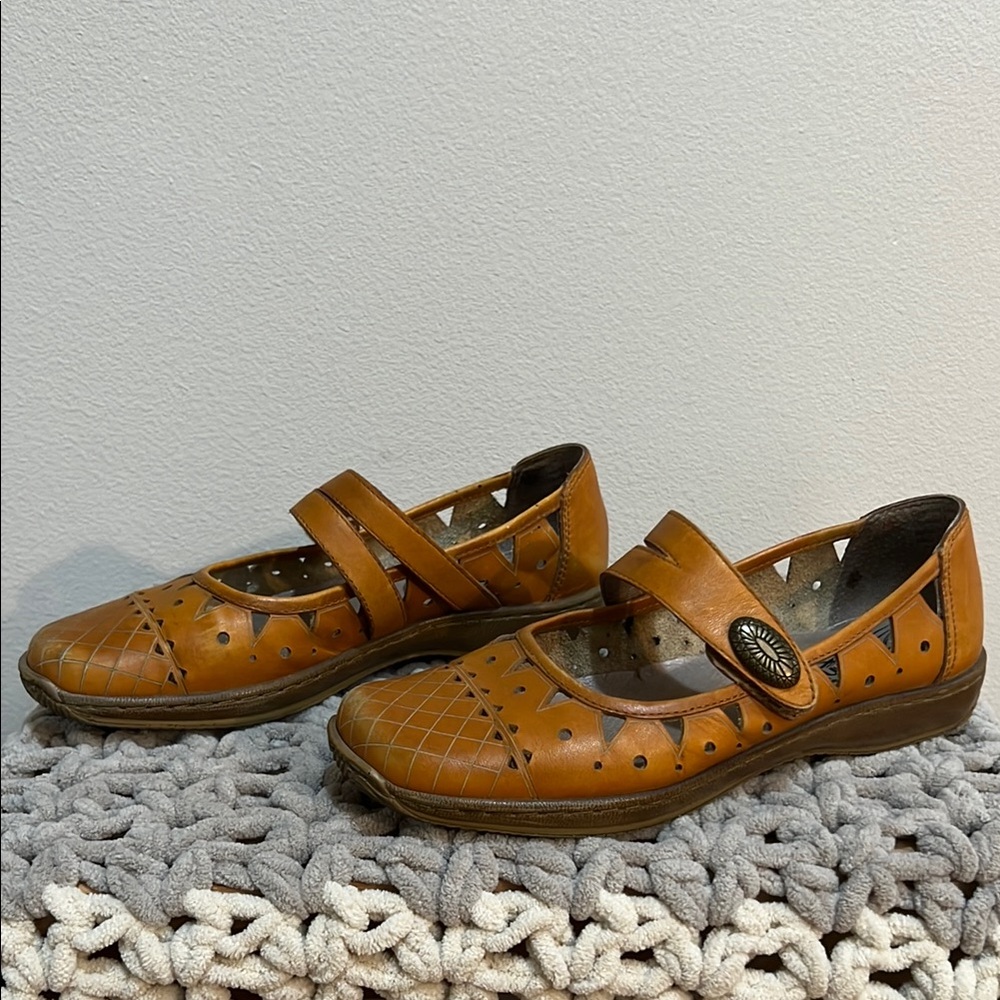 Umberto Raffini Tan Leather Mary Jane Flat with Perforated Design - Picture 6 of 14
